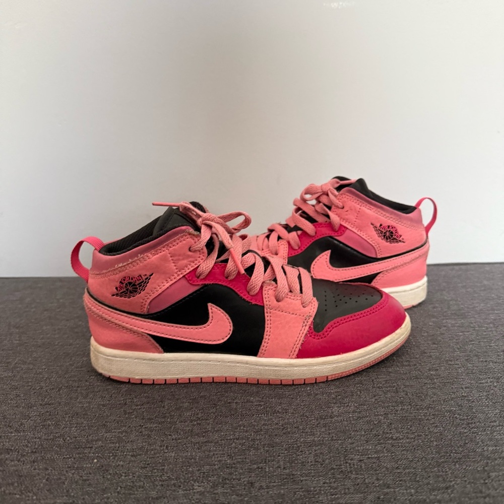 Jordan 1 Mid coral chalk